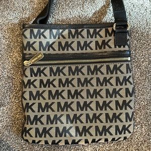 Michael Kors Ladies Crossbody Bag
Handbag Messenger Purse Tan/Black